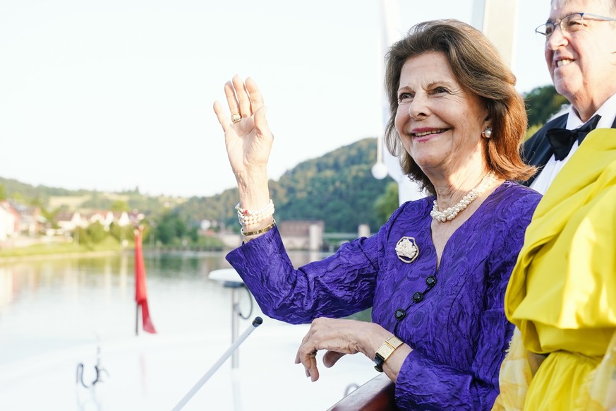 ARCHIV - 27.05.2023, Baden-Württemberg, Heidelberg: Königin Silvia von Schweden winkt an Bord eines Schiffs der Weißen Flotte am Neckar bei einer Benefizveranstaltung zugunsten der World Childhood Fou ...