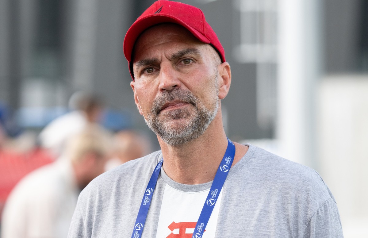 ARCHIV - 27.06.2023, Georgien, Batumi: Markus Babbel, TV Experte, verfolgt das Abschlusstraining der deutschen U21-Nationalmannschaft auf dem Trainingsplatz. Der Ex-Nationalspieler wünscht sich eine k ...