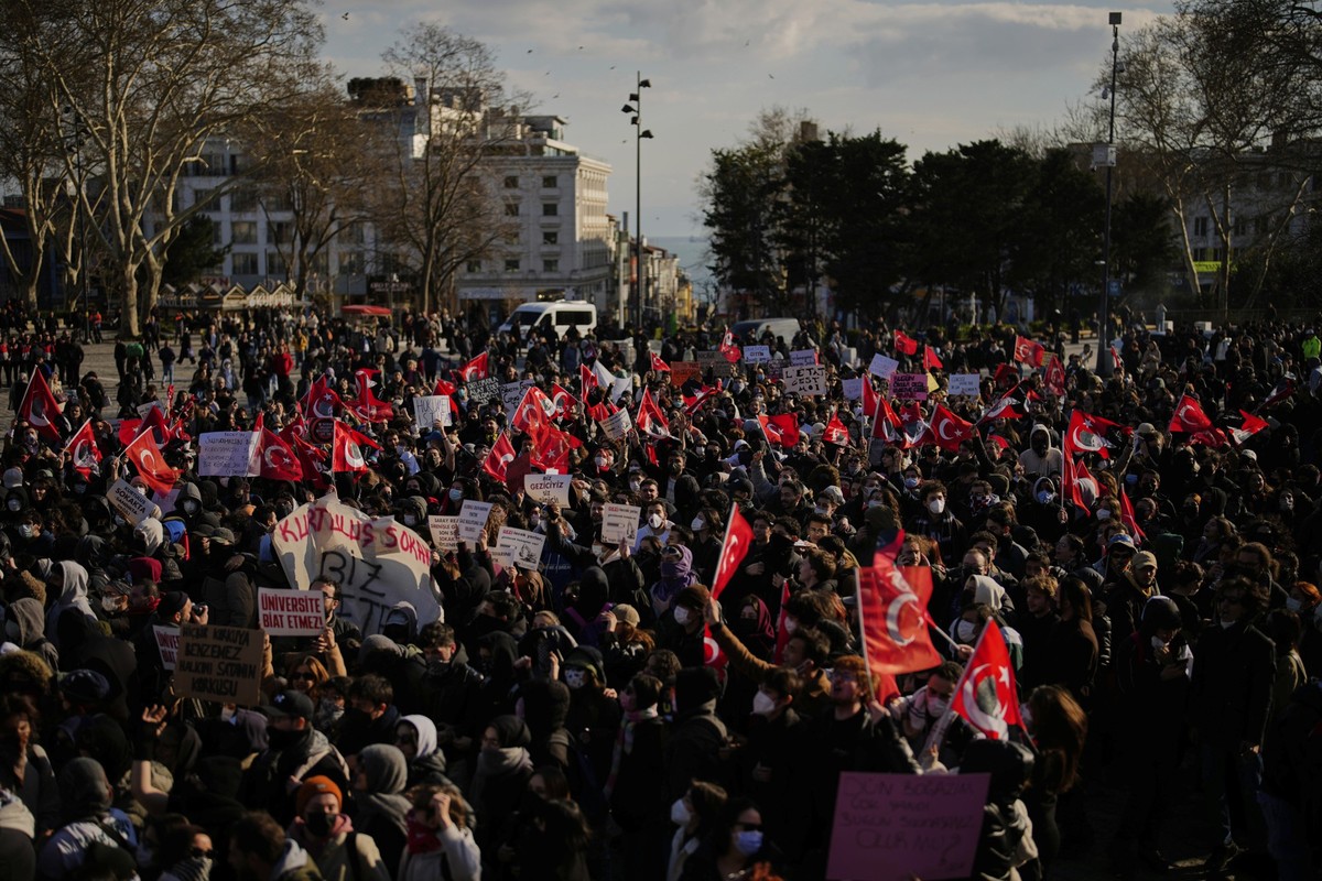 21.03.2025, Türkei, Istanbul: Studenten protestieren gegen die Verhaftung des Istanbuler Bürgermeisters Ekrem Imamoglu. Foto: Emrah Gurel/AP/dpa +++ dpa-Bildfunk +++