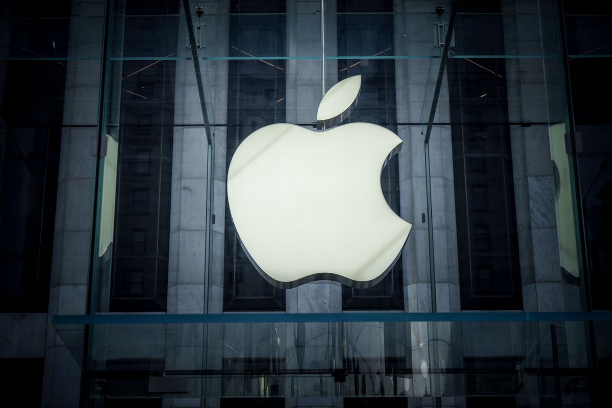 ARCHIV - 16.09.2023, USA, New York: Das Logo von Apple, aufgenommen in Manhatten. (zu "EU-Kommission verh