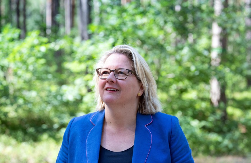 Svenja Schulze (SPD), Ministerin für Umwelt, Naturschutz und nukleare Sicherheit, steht in der Rochauer Heide in einem kommunalen Wald. Dabei handelt es sich um ein Waldgebiet, das derzeit umgebaut wi ...