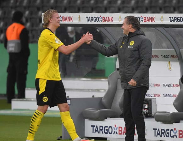 Erling Haaland Borussia Dortmund, li., und Manager Michael Zorc Borussia Dortmund 13.05.2021, Fussball GER, Saison 2020 2021, DFB Pokal, Finale in Berlin, RB Leipzig - Borussia Dortmund 1:4, , Foto: M ...