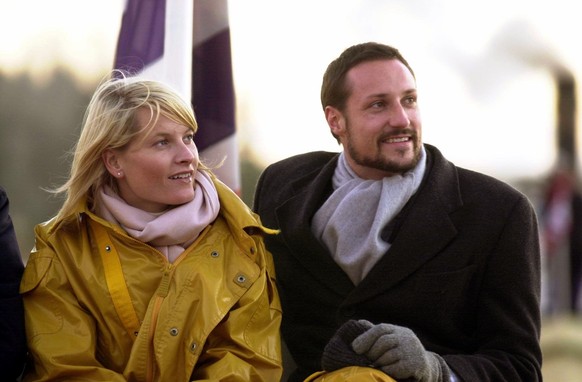 ARKIV - 11. november 2001, Norge, Roemskog: Norske kronprins Haakon og hans kone kronprinsesse Mette-Marit tar en tur gjennom Østfoldregionen på den gamle dampbåten 