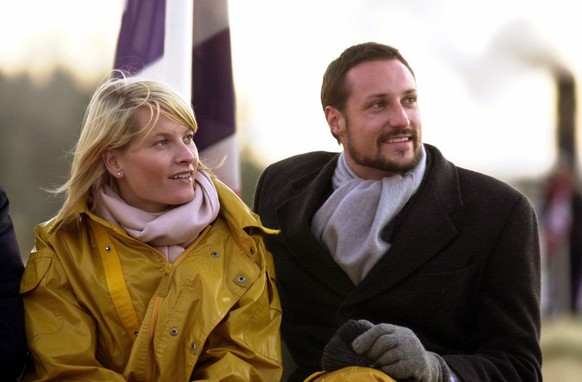 ARCHIV - 11.11.2001, Norwegen, Roemskog: Norwegens Kronprinz Haakon und seine Gemahlin Kronprinzessin Mette-Marit unternehmen auf dem alten Dampfer �Engebret Soot� eine Reise durch die Region Oestfold ...