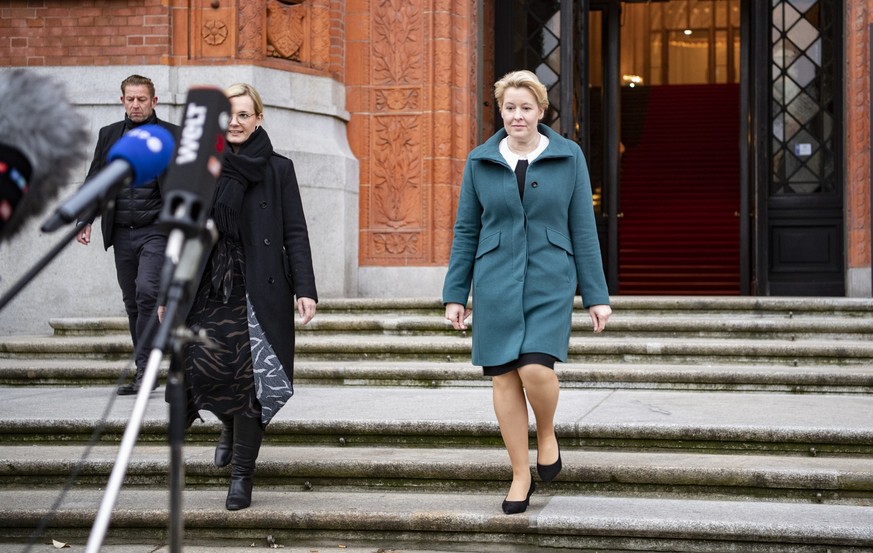 16.11.2022, Berlin: Franziska Giffey (r, SPD), Regierende Bürgermeisterin von Berlin, kommt aus dem Rathaus, um sich zu der Entscheidung des Berliner Verfassungsgerichtes zu äußern, wonach die Wahlen  ...