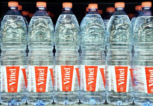 Plastikflaschen mit Mineralwasser der Marke Vittel stehen am 20.06.2018 in dem Regal eines Supermarktes in Vittel (Frankreich). Foto: Rolf Haid