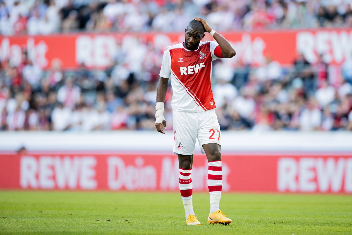 16.07.2022, Nordrhein-Westfalen, K�ln: Fu�ball: Testspiel, 1. FC K�ln - AC Mailand, RheinEnergieStadion. K�lns Anthony Modeste fasst sich an den Kopf. Foto: Rolf Vennenbernd/dpa +++ dpa-Bildfunk +++