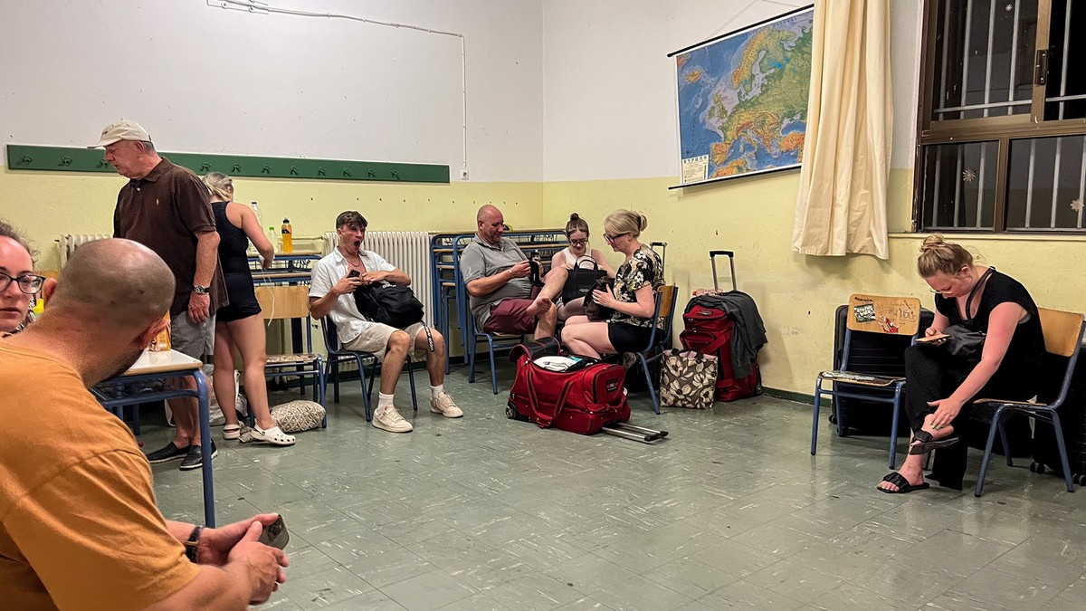 HANDOUT - 23.07.2023, Griechenland, Lindos: Urlauber werden aus Lindos in eine Schule in der Stadt Rhodos evakuiert. Nach der Evakuierung vieler Dörfer und Hotelanlagen wegen großer Waldbrände haben T ...