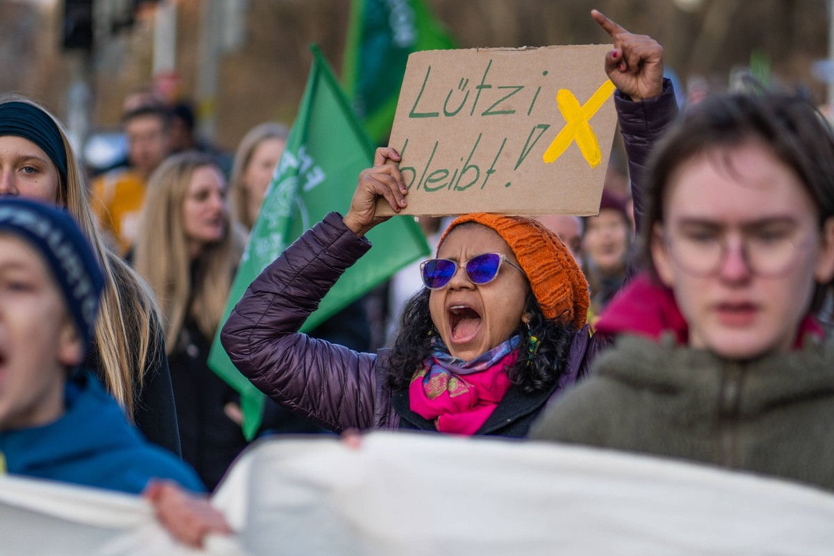 Gegen die Räumung von Lützerath: Fridays for Future Demonstration München Teilnehmer*in mit Schild Lützi bleibt . Am 6. Jannuar 2023 versammelten sich hunderte Teilnehmer*innen, um gemeinsam mit Frida ...