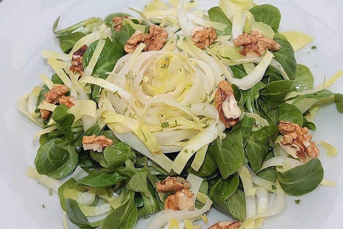 Wintersalat aus Chicorée, feldaalat und Walnüssen