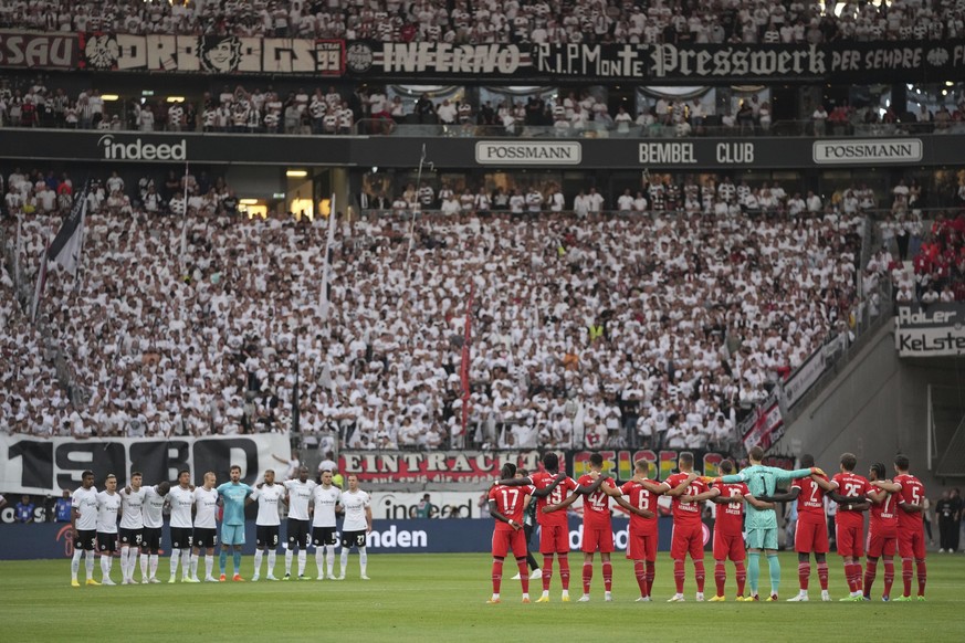 Team&#039;s players line up prior the German Bundesliga soccer match between Eintracht Frankfurt and Bayern Munich in Frankfurt, Germany, Friday, Aug. 5, 2022. (AP Photo/Matthias Schrader)