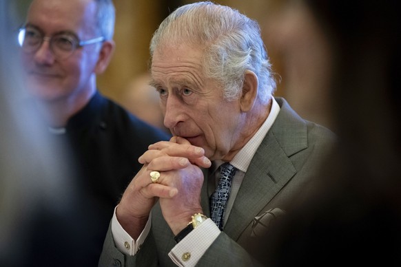 ARCHIV - 13.12.2023, Großbritannien, London: Großbritanniens König Charles III. ist Gastgeber einer Versammlung junger britischer Gemeinde- und Glaubensführer im Buckingham-Palast. Beim britischen Kön ...
