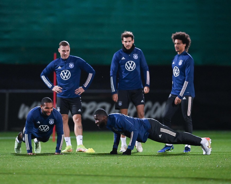 David Raum, Leon Goretzka und Leroy Sane beobachten Jonathan Tah und Antonio Ruediger bei Liegestuetzen. GES/ Fussball/ Training der deutschen Fussball-Nationalmannschaft in Wolfsburg, 10.11.2021 Foot ...