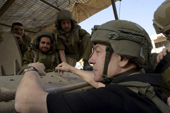 dpatopbilder - HANDOUT - 26.11.2023, Palästinensische Gebiete, Gaza: Benjamin Netanjahu (vorne), Ministerpräsident von Israel, besucht den Gazastreifen, wo er eine Sicherheitsbesprechung mit Kommandeu ...