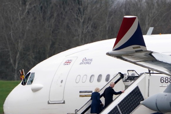 31.03.2023, Hamburg: König Charles III. von Großbritannien und Königsgemahlin Camilla steigen in das Flugzeug der Royal Air Force auf dem Hamburger Flughafen für ihren Abflug zurück nach Großbritannie ...