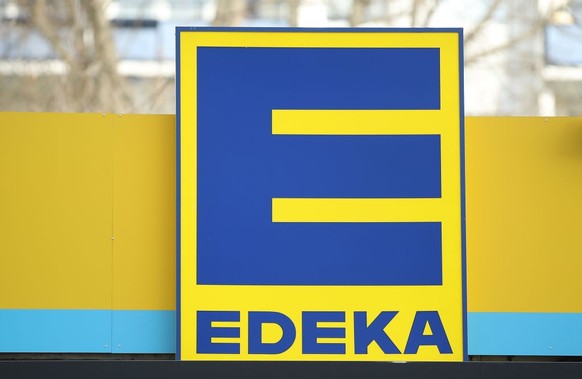 BERLÍN, ALEMANIA - 19 DE FEBRERO: El logotipo de la cadena de supermercados alemana Edeka se encuentra en una de sus tiendas el 19 de febrero de 2018 en Berlín, Alemania.  Según informan los medios Agecore Group, que E...