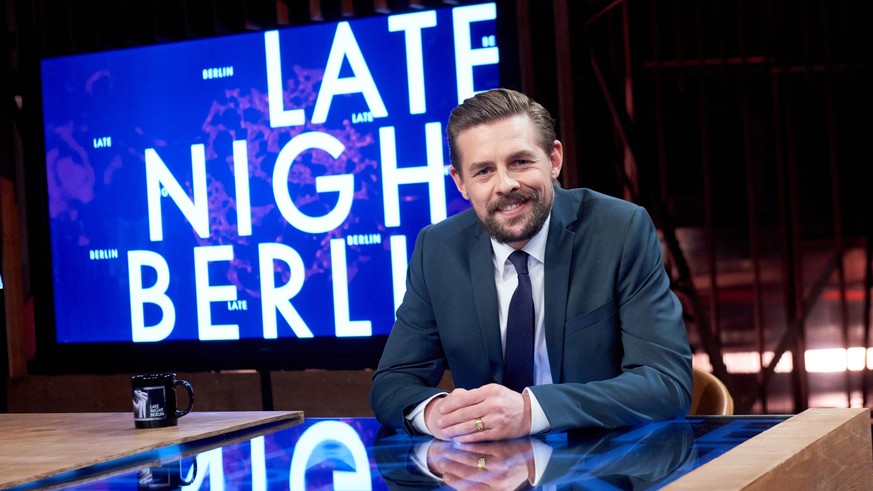 08.03.2018, Brandenburg, Potsdam: Klaas Heufer-Umlauf sitzt in der Kulisse seiner neuen Late Night Show &quot;Late Night Berlin&quot; am Schreibtisch. Ab 13.03.2018 wird die Show wöchentlich auf ProSi ...