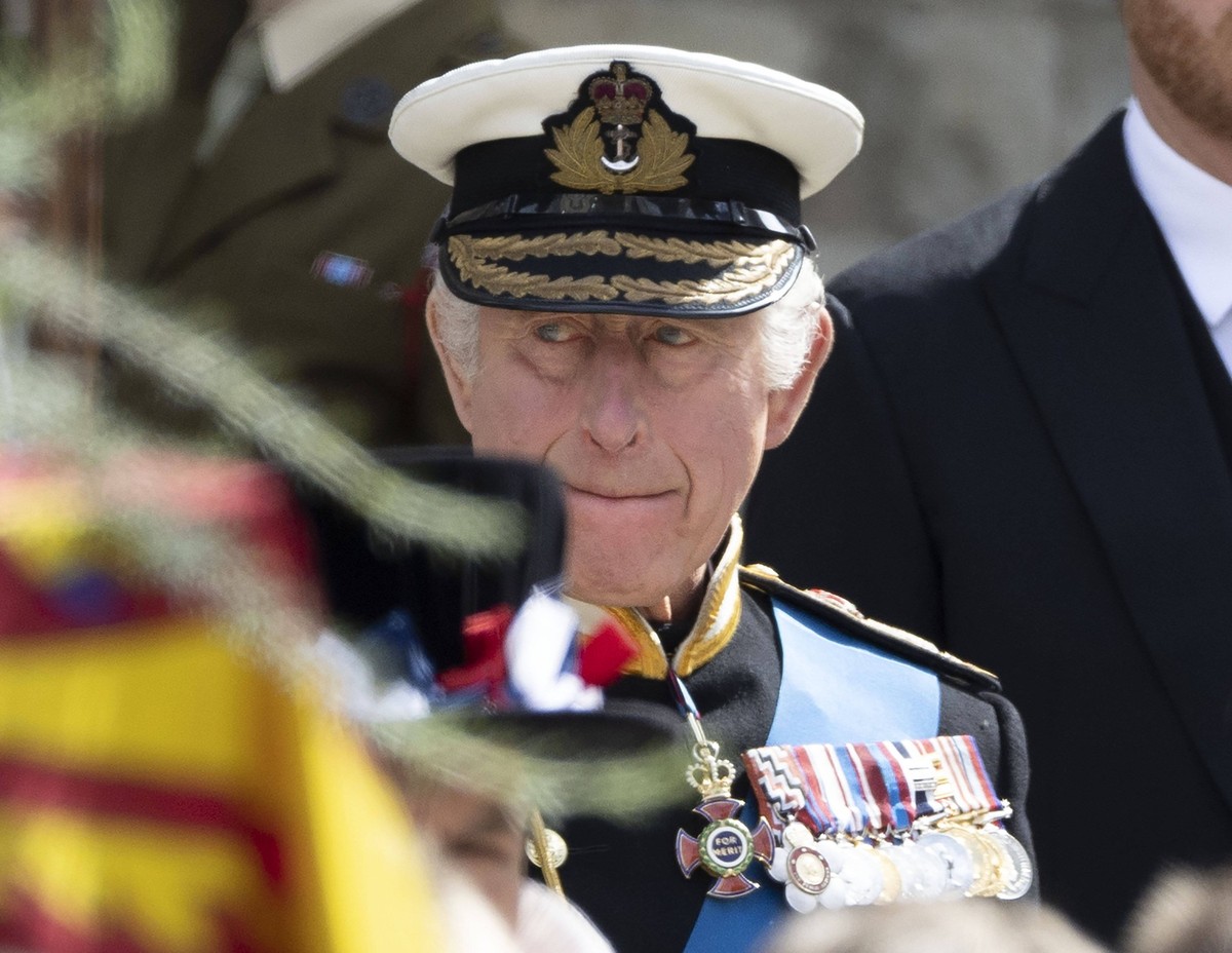 Entertainment Bilder des Tages . 19/09/2022. London, United Kingdom. King Charles III, Prince William and Prince Harry watch the coffin of Queen Elizabeth II leaving Westminster Abbey in London at the ...
