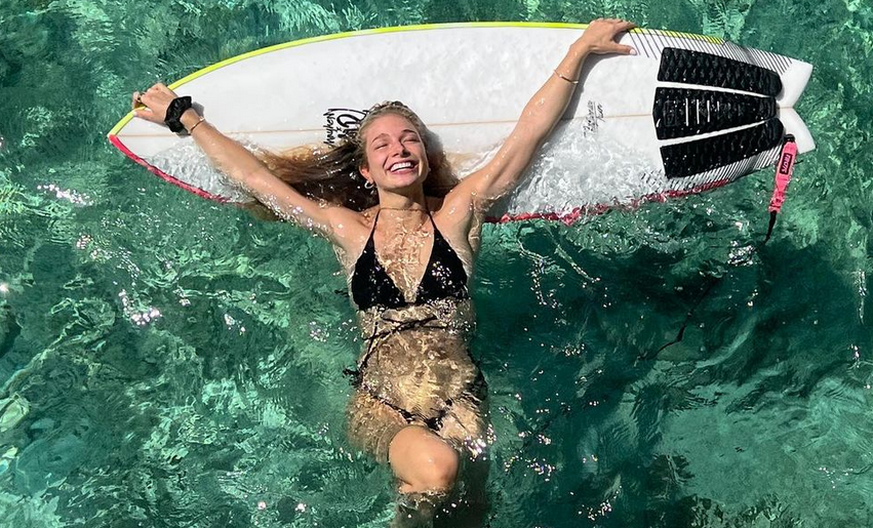 Lola Weippert probiert auf den Malediven das Surfen aus.
