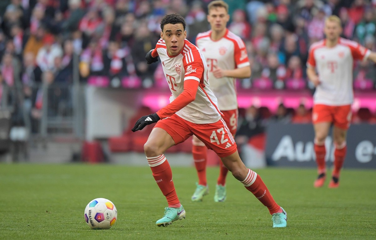 21.01.2024, xemx, Fussball 1.Bundesliga, FC Bayern Muenchen - Werder Bremen emspor, v.l. Jamal Musiala FC Bayern Muenchen Aktion, Einzelaktion, Einzelbild, Freisteller, Ganzkoerperaufnahme, ganze Figu ...