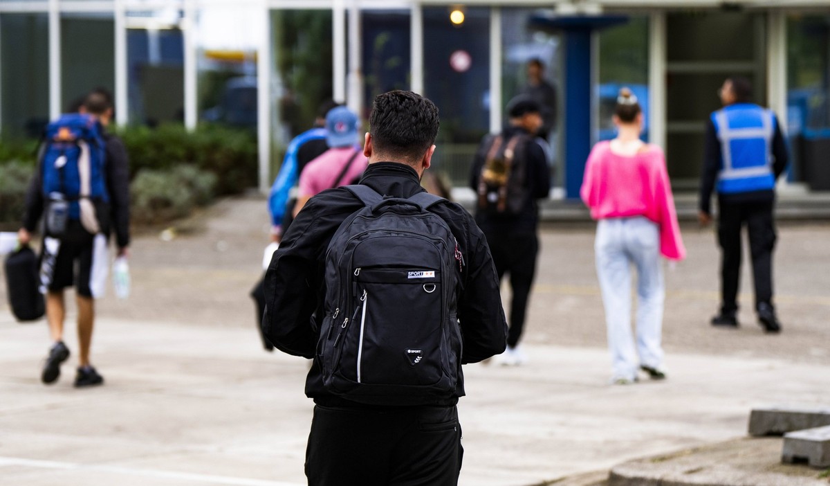 AMSTERDAM-SOUTHEASTERN - Asylum seekers arrive at a temporary residence for asylum seekers in Amsterdam. The accommodation is for asylum seekers for whom there is currently no room in the registration ...