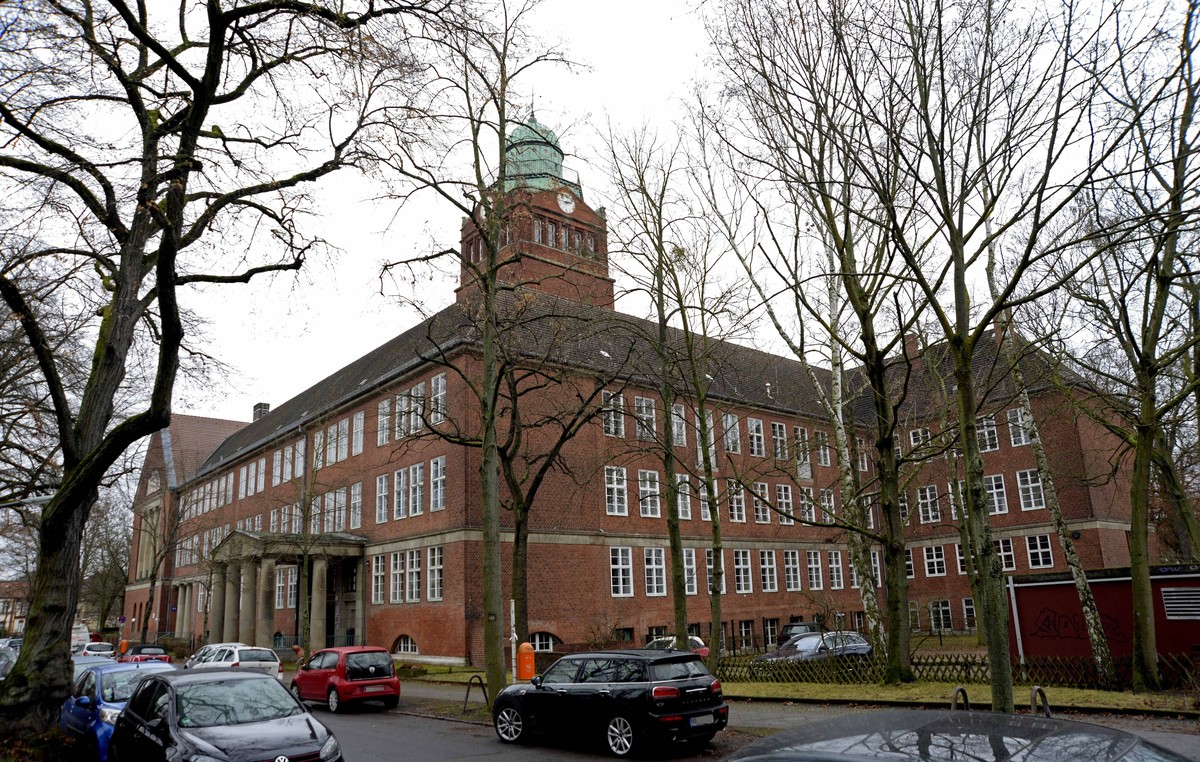 07 . 01 . 2021 , Berlin / Zehlendorf : Im Zehlendorfer Schadow - Gymnasium werden Luftreinigungsfilter eingebaut , die im Zusammenspiel mit den �blichen Hygieneregeln das Risko einer Corona - anstecku ...