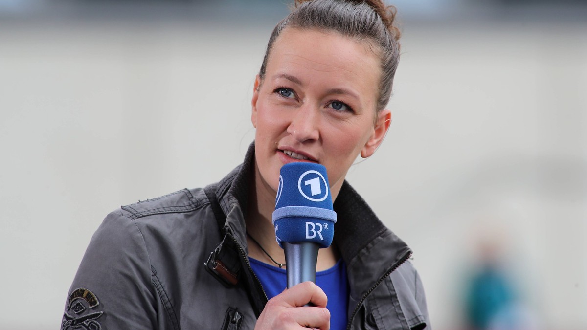 München, Deutschland 31. März 2024: Fussball, FRAUEN, DFB-Pokal, Halbfinale, Saison 2023/2024, FC Bayern München - Eintracht Frankfurt, Campus Almuth Schult, TV Expertin ARD mit Mikrofon, im Gespräch  ...