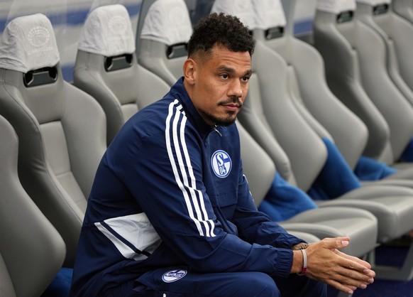 23.10.2022, Berlin: Fu�ball: Bundesliga, Hertha BSC - FC Schalke 04, 11. Spieltag, Olympiastadion. Schalkes Neuzugang Timothee Kolodziejczak sitzt vor dem Spiel auf der Auswechselbank. Foto: Soeren St ...