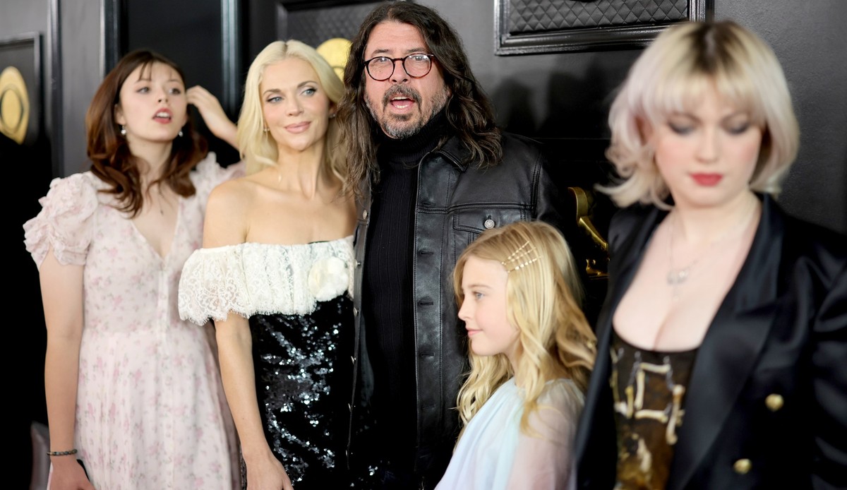 LOS ANGELES, CALIFORNIA - FEBRUARY 05: (L-R) Harper Grohl, Jordyn Blum, Dave Grohl, Ophelia Grohl, and Violet Grohl attend the 65th GRAMMY Awards on February 05, 2023 in Los Angeles, California. (Phot ...