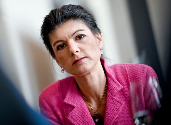 ARCHIV - 07.11.2019, Berlin: Sahra Wagenknecht, damals Fraktionsvorsitzende der Partei Die Linke, steht im Bundestag am Rande eines dpa-Interviews. Die Bundestagsabgeordnete Sahra Wagenknecht will nic ...