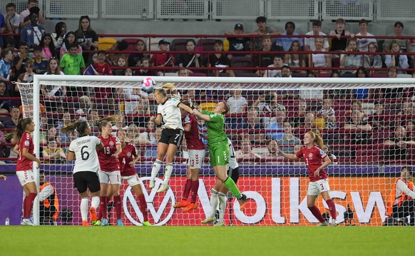 Lea Schüller (Nr. 7) köpft am 1. Spieltag der EM-Gruppenphase zum 2:0 für Deutschland ein. 