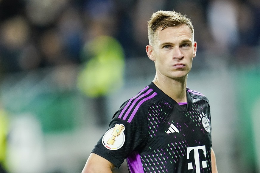 01.11.2023, Saarland, Saarbrücken: Fußball: DFB-Pokal, 1. FC Saarbrücken - Bayern München, 2. Runde, Ludwigspark-Stadion. Bayerns Joshua Kimmich steht nach Spielende auf dem Spielfeld. Foto: Uwe Anspa ...