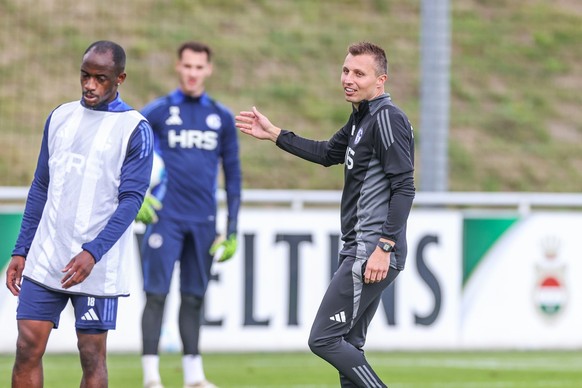 23.09.2024, Nordrhein-Westfalen, Gelsenkirchen: Fußball: 2. Bundesliga, Training FC Schalke 04, Schalkes Interim-coach Jakob Fimpel gibt seinem Team Anweisungen. Foto: Tim Rehbein/dpa +++ dpa-Bildfu ...