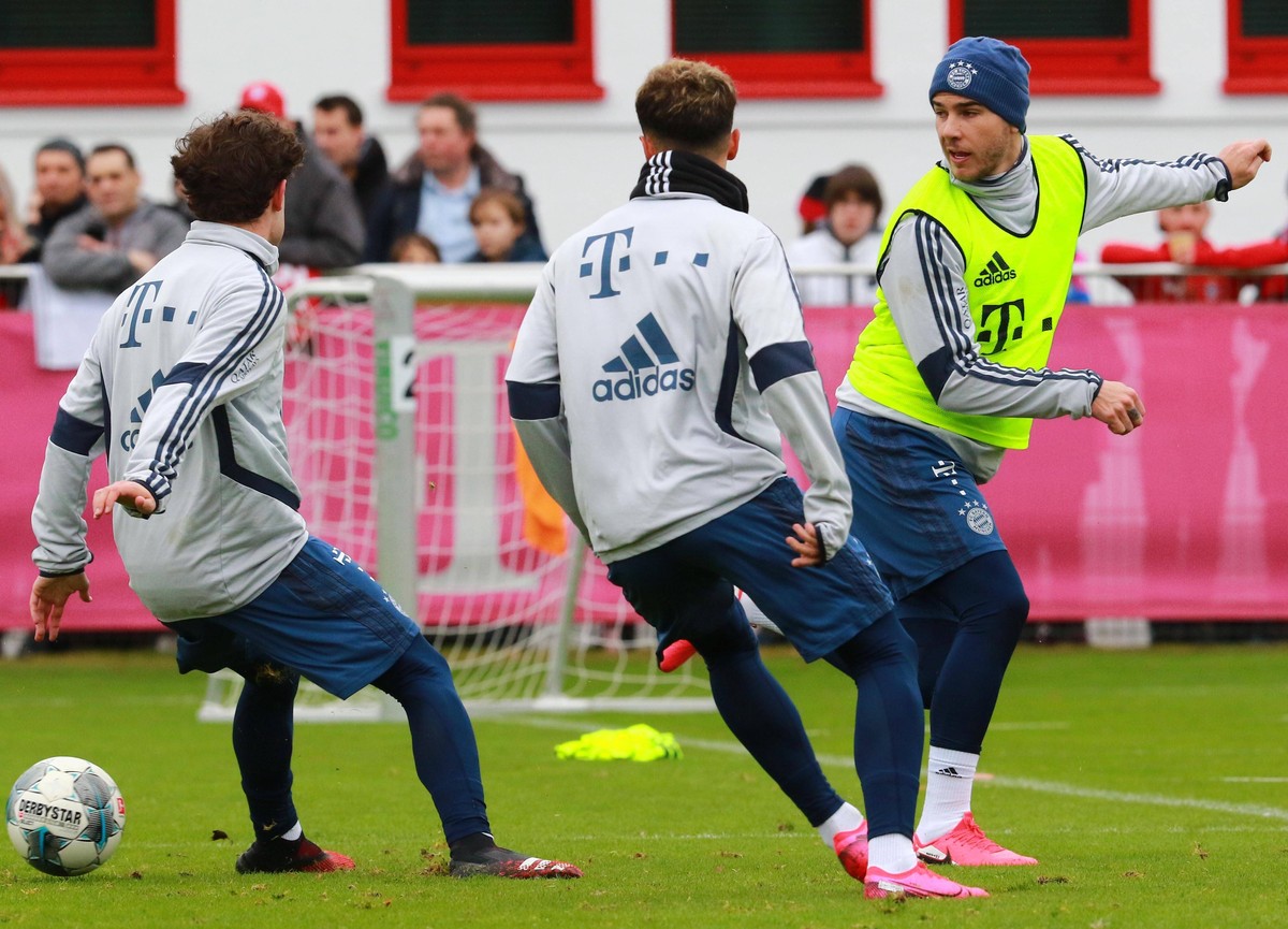 Scheint fit zu sein: Lucas Hernández (r.) düpiert im Trainingsspiel zwei Gegenspieler per Hackentrick.