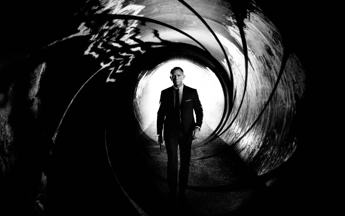 Daniel Craig Poster Characters: James Bond Film: James Bond: Skyfall Skyfall Usa/Uk 2012, Director: Sam Mendes 23 October 2012 PUBLICATIONxINxGERxSUIxAUTxONLY Copyright: MaryxEvansxAFxArchivexColumbia ...