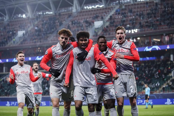 Karim Adeyemi (2. v.l.) und Mergim Berisha (l.) jubeln gemeinsam über einen Treffer in der Champions League.