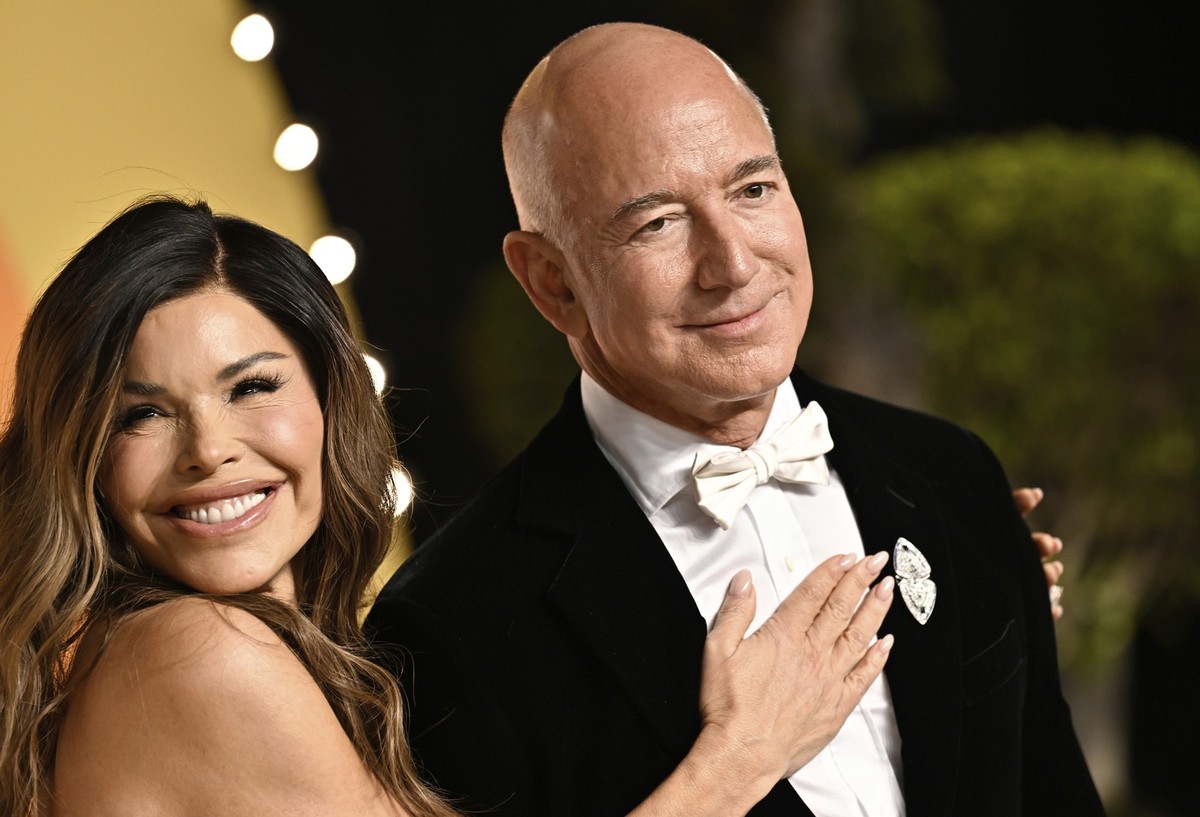 FILE - Lauren Sanchez and Jeff Bezos arrives at the Vanity Fair Oscar Party at the Wallis Annenberg Center for the Performing Arts in Beverly Hills, Calif., March 2, 2025. (Photo by Evan Agostini/Invi ...