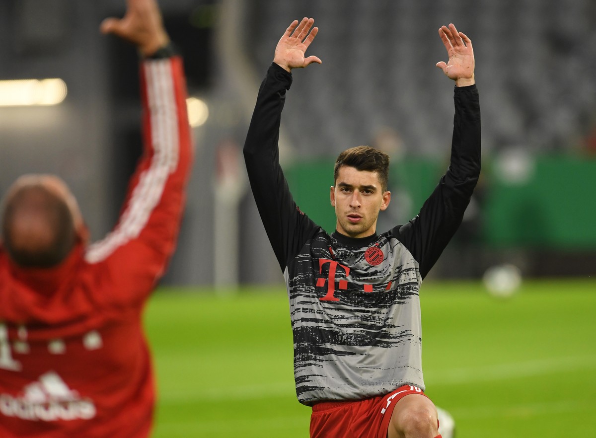 Soccer Football - DFB Cup - FC Duren v Bayern Munich - Allianz Arena, Munich, Germany - October 15, 2020 Bayern Munich&#039;s Marc Roca during the warm up before the match REUTERS / Andreas Gebert DFB ...