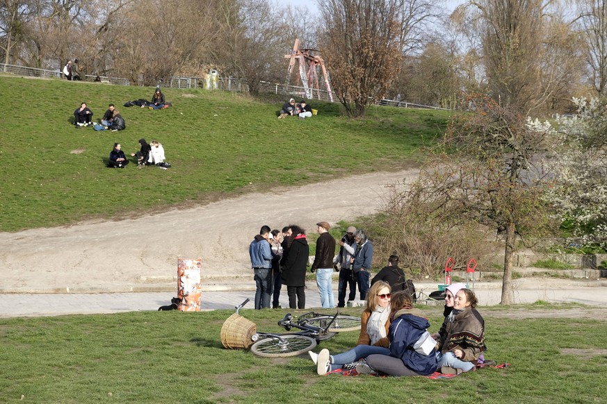 Im Berliner Mauerpark war am vergangenen Sonntag viel los. Es gibt Gründe, warum Menschen immer noch in Gruppen zusammenstehen, trotzdem macht eine Ausgangsbeschränkung Sinn.