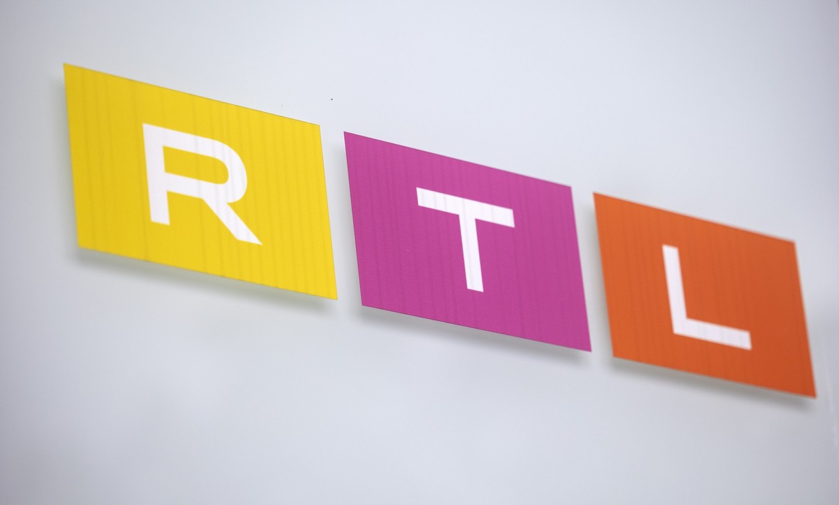 ARCHIV - 08.08.2023, Nordrhein-Westfalen, Köln: Das Logo des Fernsehsenders RTL ist auf einem Hinweisschild vor dem Gebäude des Sendezentrums in Köln zu sehen. RTL zeigt einige Folgen der Sendung «Pro ...