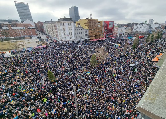 Tausende Demonstranten stehen bei einer Kundgebung auf dem Spielbudenplatz und der Reeperbahn im Hamburger Stadtteil St. Pauli zusammen. 