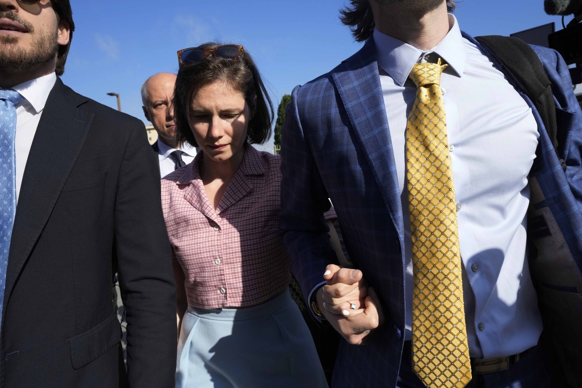 Amanda Knox arrives accompanied by her husband Christopher Robinson, right, and her layer at the Florence courtroom in Florence, Italy, Wednesday, June 5, 2024. Amanda Knox returns to an Italian court ...