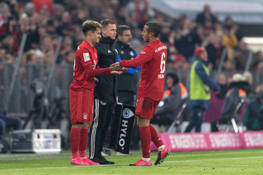 Philippe Coutinho (l.) kommt für Thiago ins Spiel.