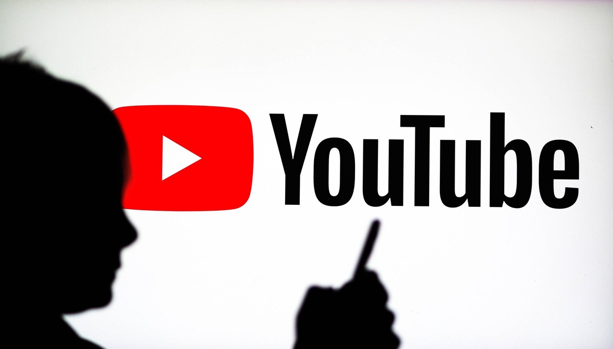 Photo illustration in Germany - 06 Apr 2025 In this photo illustration, a Youtube logo seen on display with a child watching something on his phone. Germany Copyright: xValeraxGolovniovx/xSOPAxImagesx ...