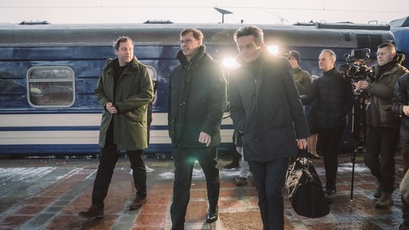 HANDOUT - 06.03.2023, Ukraine, Kiew: SPD-Parteichef Lars Klingbeil (l) und SPD-Bundestags-Fraktionschef Rolf Mützenich (3.v.l) kommen auf dem Bahnhof von Kiew an. Die beiden kamen am frühen Montagmorg ...