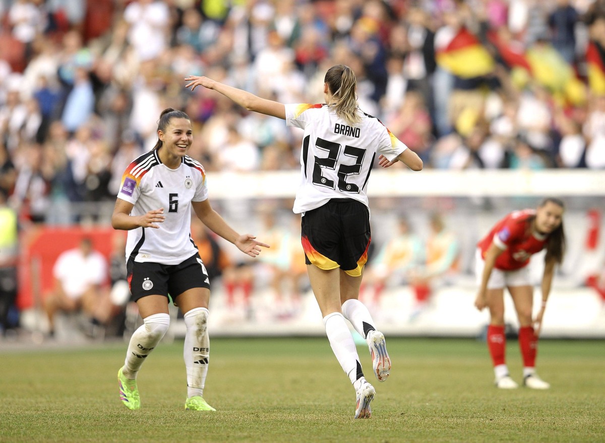 Foto : Torjubel bei Jule BRAND und Lena Sophie Oberdorf Deutschland Fussball L