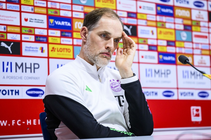 06.04.2024, Baden-Württemberg, Heidenheim: Fußball: Bundesliga, 1. FC Heidenheim - Bayern München, 28. Spieltag, Voith-Arena. Münchens Trainer Thomas Tuchel reagiert nach dem Spiel auf der Pressekonfe ...