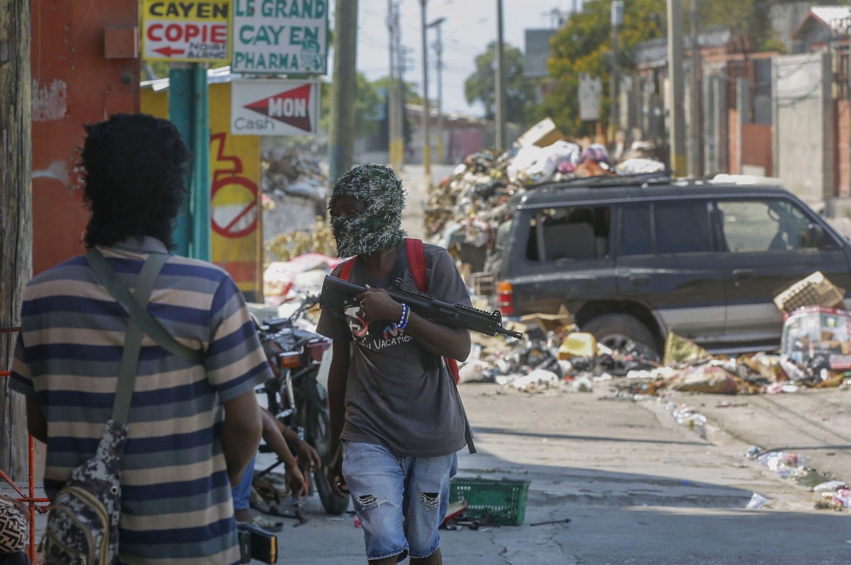 ARCHIV - 11.03.2024, Haiti, Port-au-Prince: Bewaffnete Mitglieder der Bande G9 and Family stehen an ihrer Straßensperre im Viertel Delmas 6 in Port-au-Prince, Haiti. (zu dpa: «UN-Bericht zu Haiti: Lag ...