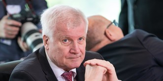 Seehofer und 3 Andere – für diese Politiker wird's in der Bamf-Affäre ungemütlich