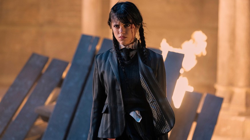 HANDOUT - 20.03.2022, ---, -: Das von Netflix zur Verfügung gestellte Szenenbild aus der Episode 108 der Fantasy-Serie «Wednesday» zeigt die Schauspielerin Jenna Ortega in der Rolle der Wednesday Adda ...